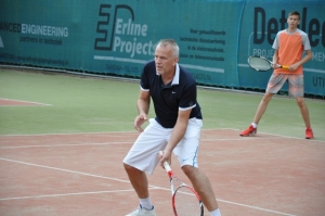 Het stokje...racket wordt op deze manier doorgegev