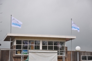 De vlaggen hingen strak aan de palen.