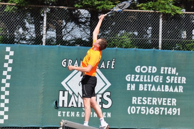 Hij stijgt tot grote hoogte.