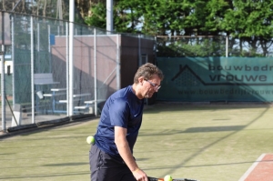 John heeft nog een bal achter de hand.