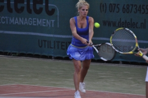 Met de rackets in elkaar.